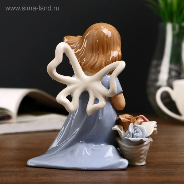 Сувенир керамика "Девочка в голубом платье с корзиной роз на ветру"